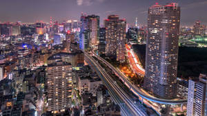 夜間城市景觀，有燈光建築物和車輛光跡。