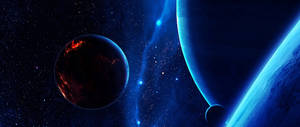 火紅色和發光的藍色行星漂浮在充滿星星的宇宙場景中，伴有星雲。