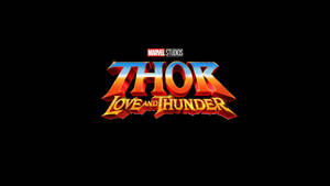 Thor Love and Thunder 電影標題標誌，黑色背景上帶有火熱漸變文字。 — 電影 壁紙