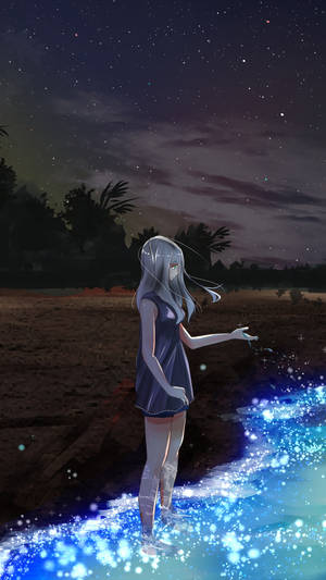 銀髮動漫女孩站在星空下發光的藍色水中。