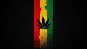 在深色紋理背景上，紅、黃、綠條紋上的一片黑色大麻葉。