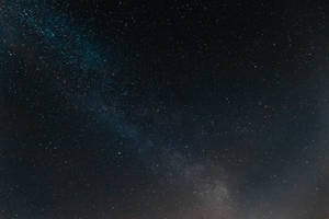 銀河系在黑暗夜空中的密集星場