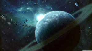 一顆帶光環的藍色行星在佈滿恆星的宇宙場景中閃耀，伴隨著小行星和遙遠的衛星。