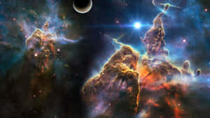 星雲中色彩繽紛的宇宙柱，背景中有一顆行星。