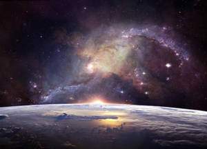 日出時的地球地平線，上方有明亮的螺旋星系