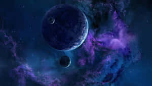 在深空中，一顆藍色行星被發光的紫色星雲環繞，帶有衛星。 — 行星 壁紙