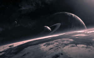 一顆環狀行星在星空下升起於雪白的外星世界之上。
