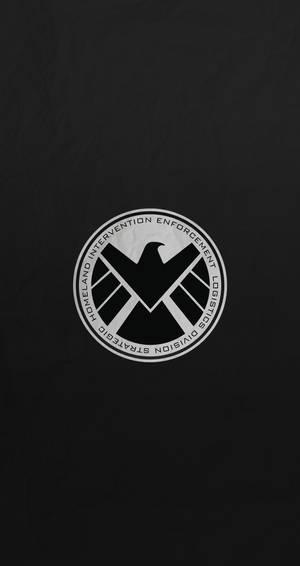 深色紋理背景上的SHIELD機構標誌