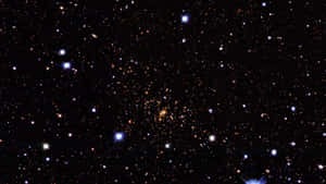 在黑暗的夜空中閃耀的廣闊星場和星系。