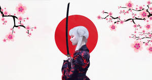 動漫女武士穿著花卉和服，在櫻花和紅太陽下持劍。