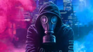 在霓虹燈照亮、煙霧瀰漫的城市環境中，戴著防毒面具和連帽衫的人。 — 鬼滅之刃面具 壁紙
