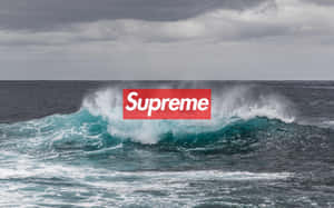 衝擊的海浪上疊加了紅色Supreme標誌。