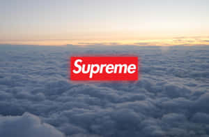 紅色Supreme標誌在日出時漂浮在蓬鬆的雲朵之上。