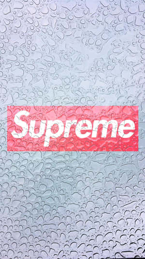 紅色Supreme標誌在濕玻璃上，帶有水滴和淺藍色漸變背景。