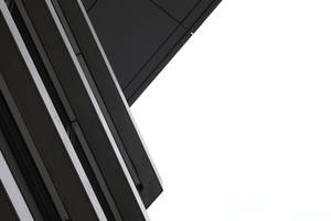 從下方觀看，具有銳利黑白幾何線條的現代建築立面。