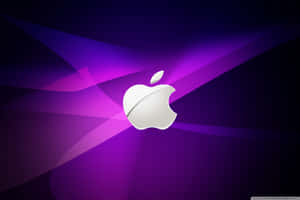 閃亮的Apple標誌位於發光的紫色抽象背景中央。