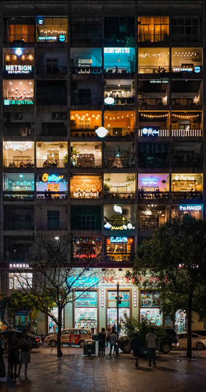 夜間城市街道，明亮的咖啡館窗戶和行人。 — 城市 壁紙