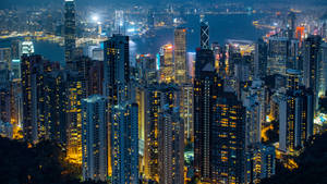香港夜景，閃爍的摩天大樓和港口燈光。