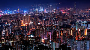 夜晚廣闊的城市，無數燈火通明的建築物和閃爍的街道。