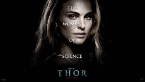娜塔莉·波特曼在《雷神》電影海報中飾演珍·佛斯特，文字為「The Woman of Science」。 — 4K Marvel 壁紙