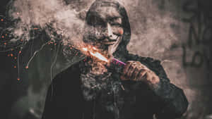 戴面具的人手持煙花棒，身處煙霧彌漫的城市環境中。
