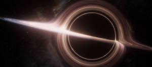 帶有發光吸積盤和扭曲光束的宇宙黑洞。