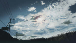 電線穿過戲劇性的多雲天空，有發光的太陽。