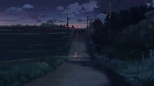 一個孤獨的身影在星空下沿著黃昏的鄉村道路行走。