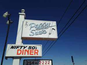 晴朗藍天下 Peggy Sue's Nifty 50's Diner 的復古餐館招牌。
