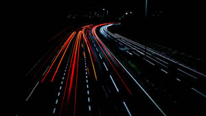 夜間高速公路，帶有移動中的紅色和白色汽車燈光條紋。