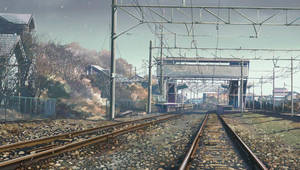 鐵路軌道通向一個寧靜的車站，天空朦朧的冬日。