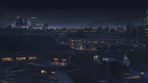 夜景城市景觀，窗戶發光，遠處摩天大樓在深紫色天空下。