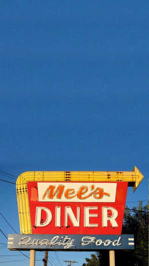 復古餐廳招牌，寫著 Mee's Diner，箭頭指向右方，在清澈藍天下。