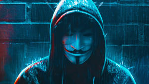 匿名人物在雨中戴著蓋伊·福克斯面具和連帽衫，在霓虹燈下。