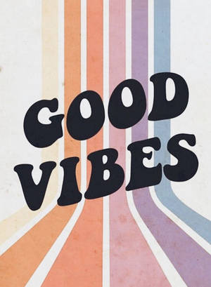在色彩繽紛的復古條紋背景上，粗體黑色文字寫著「GOOD VIBES」。