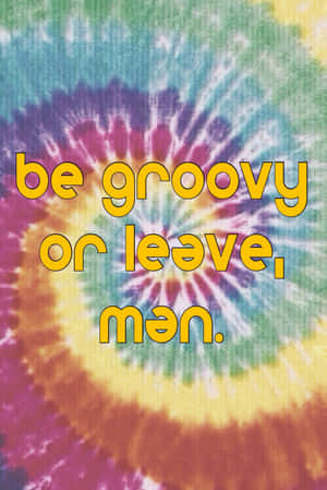 彩虹紮染背景，黃色文字寫著 be groovy or leave man — 復古gif 壁紙