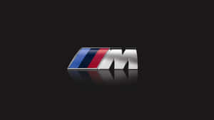 閃亮BMW M標誌，帶有藍色、紅色和銀色條紋，黑色背景帶反射。