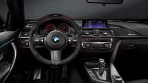 BMW M汽車內飾，帶有碳纖維和紅色照明儀表。