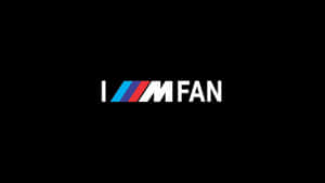 黑色背景上有白色文字I M FAN和BMW M標誌。