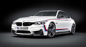 白色BMW M4雙門轎跑車，帶有賽車條紋，在工作室燈光下。