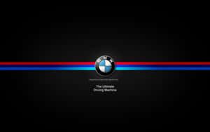 BMW 標誌帶有紅色、藍色和淺藍色條紋及標語 The Ultimate Driving Machine，位於黑色背景上。