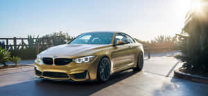 金色BMW M4跑車在日落時分停泊在沙漠環境中。