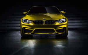 黃色BMW M4跑車在攝影棚內，帶有戲劇性燈光和反射。