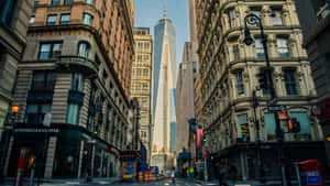 紐約市的城市街道，在世貿中心一號大樓在歷史建築之間清晰可見。 — 紐約市 壁紙