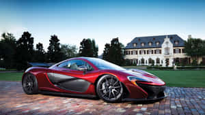 紅色McLaren P1超級跑車停泊在磚砌車道上，前方是宏偉的豪宅，夕陽西下。 — 麥拿侖 720S 壁紙