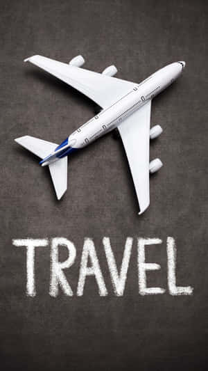 玩具飛機在灰色表面上用粉筆寫的旅行上方 — 旅行 壁紙