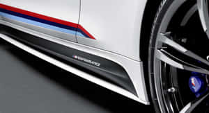 白色BMW M Performance汽車側面板，帶有藍、紅、白條紋和合金輪圈。
