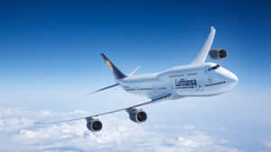漢莎航空飛機在清澈藍天的雲層上飛行