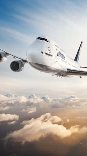 漢莎航空珍寶客機在日落時飛越雲層