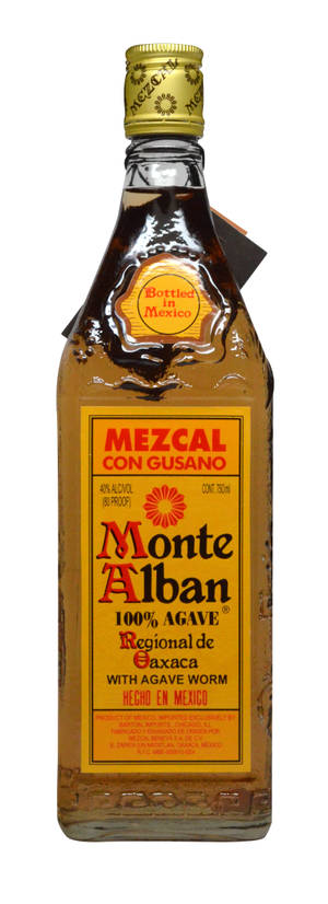 一瓶帶有龍舌蘭蟲標籤的 Monte Alban 梅斯卡爾酒。